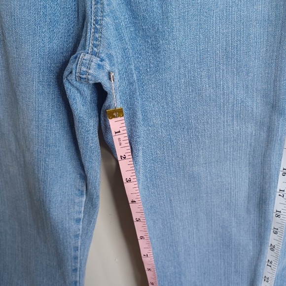 Gloria Vanderbilt "Amanda" Jean, Size 12 Petite. - Picture 5 of 13